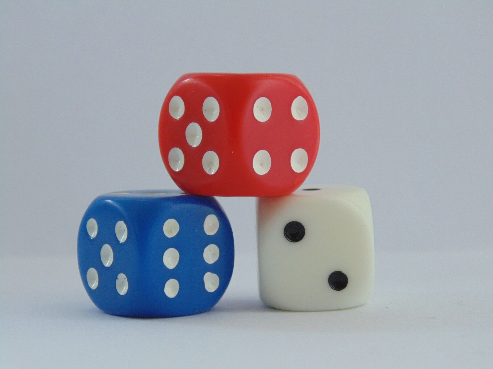 Sony Cyber-shot DSC-H200 sample photo. Dice, gambling, chance photography