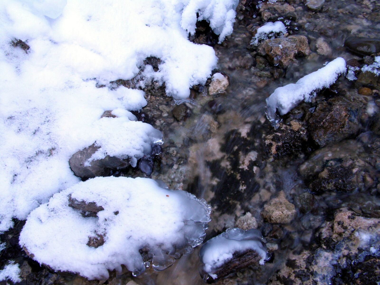Olympus SP510UZ sample photo. Ice, water, stones photography