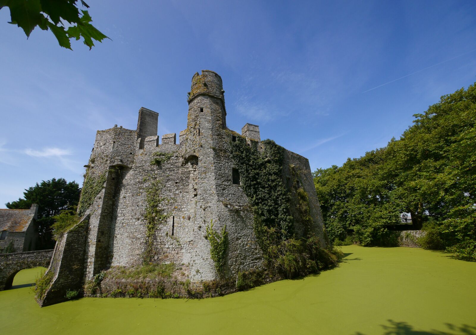 Panasonic Lumix DMC-G5 sample photo. Castle, pirou, moat photography
