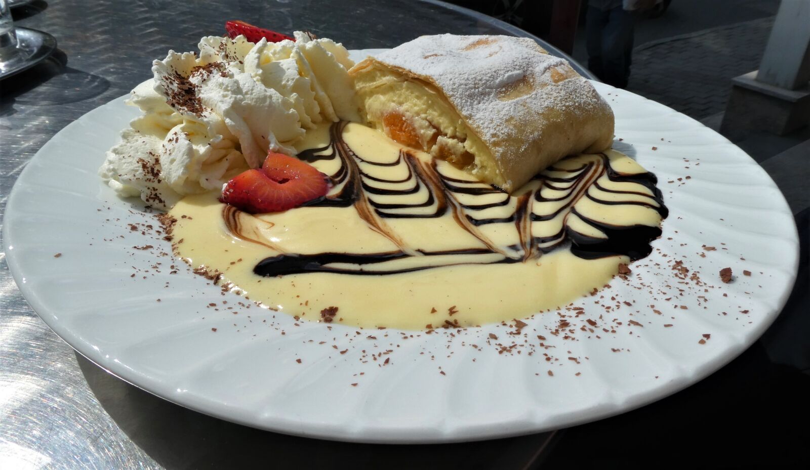 Panasonic Lumix DC-ZS70 (Lumix DC-TZ90) sample photo. Apfelstrudel with vanilla sauce photography
