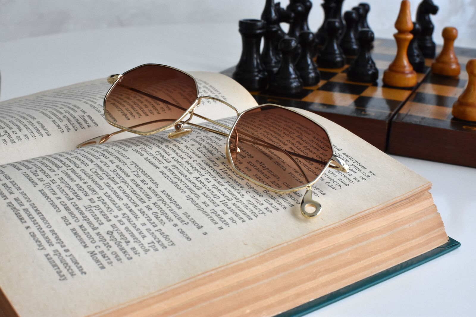 Nikon D3400 sample photo. Book, sunglasses, chess photography
