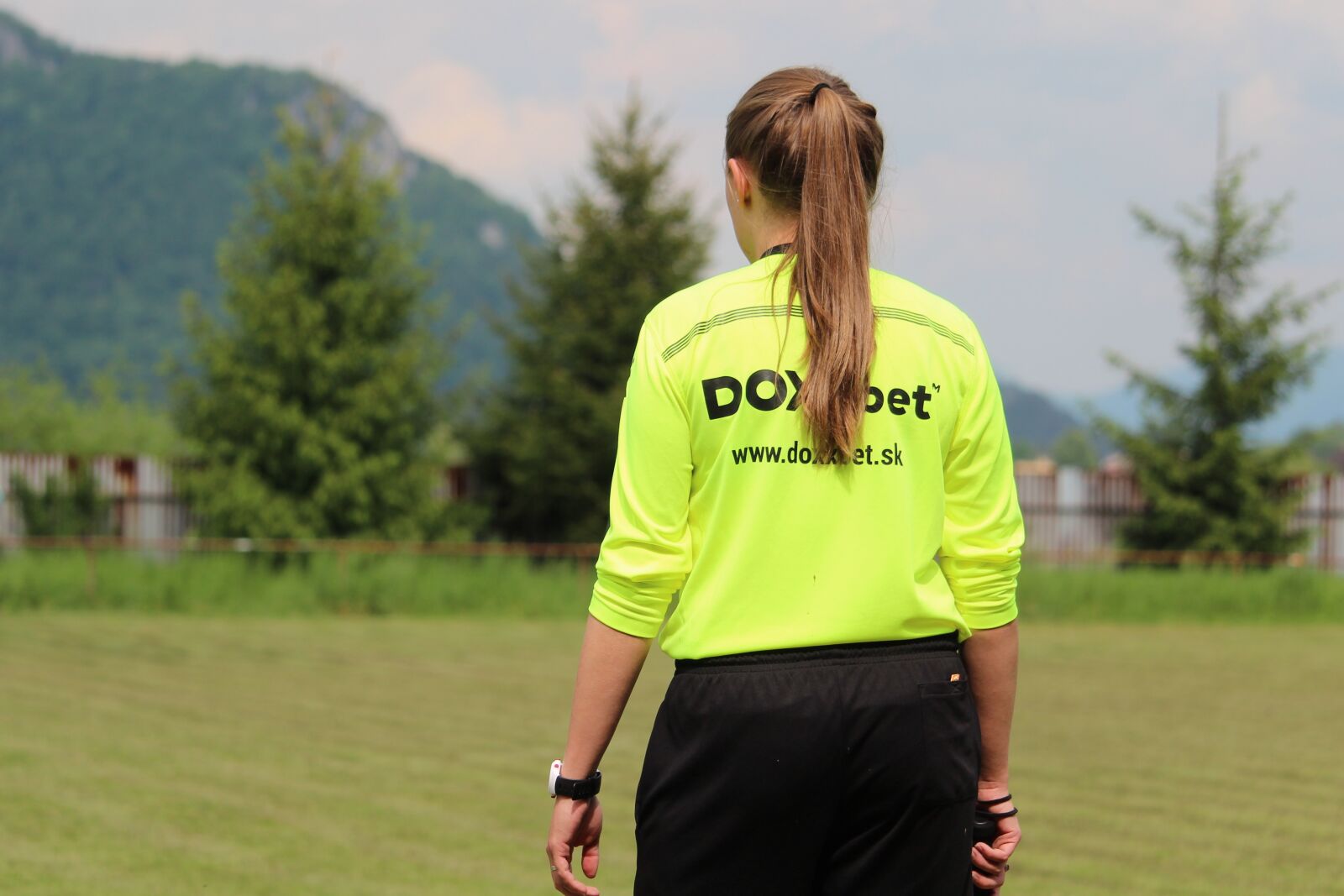 Canon EF-S 55-250mm F4-5.6 IS STM sample photo. The referee, girl, woman photography
