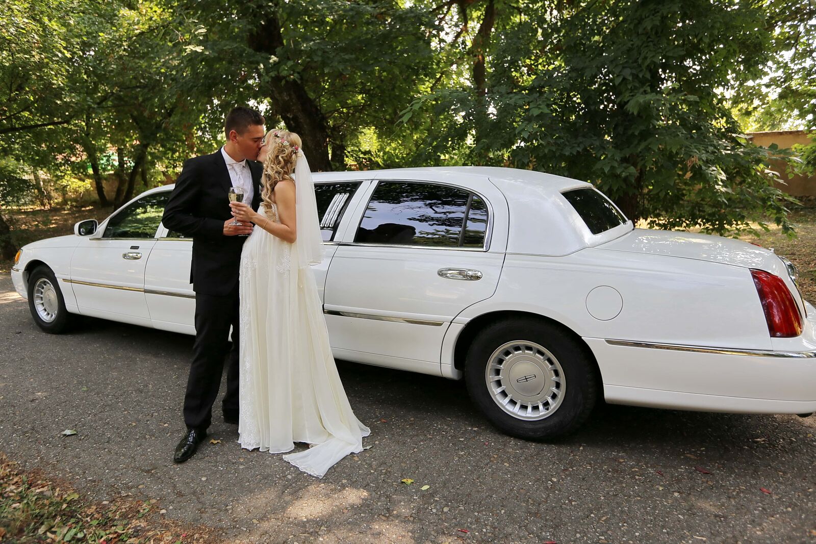 Canon EF 16-35mm F2.8L II USM sample photo. Groom, kiss, bride, champagne photography
