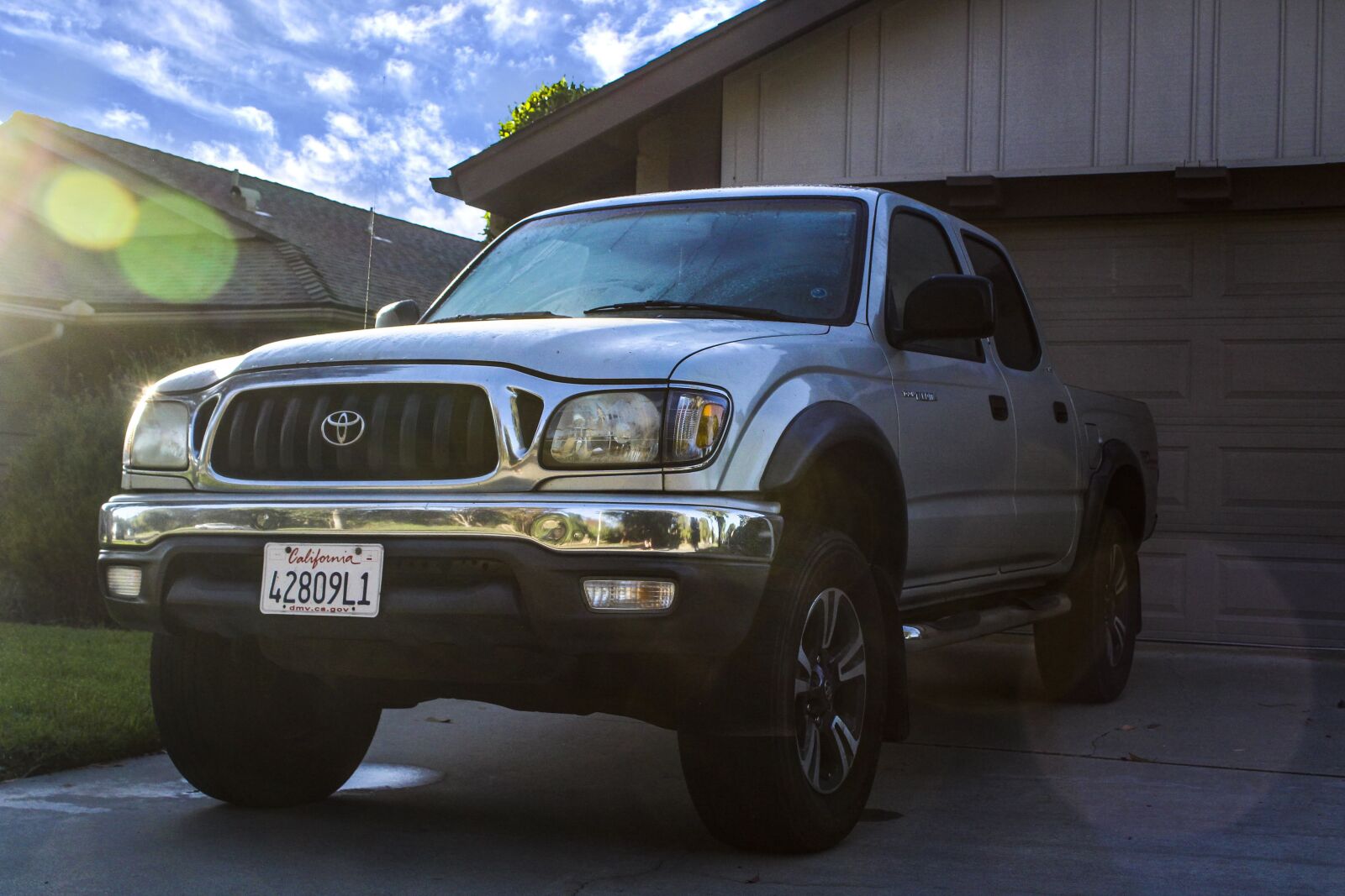 Canon EOS 1300D (EOS Rebel T6 / EOS Kiss X80) sample photo. Truck, sky, lens flare photography