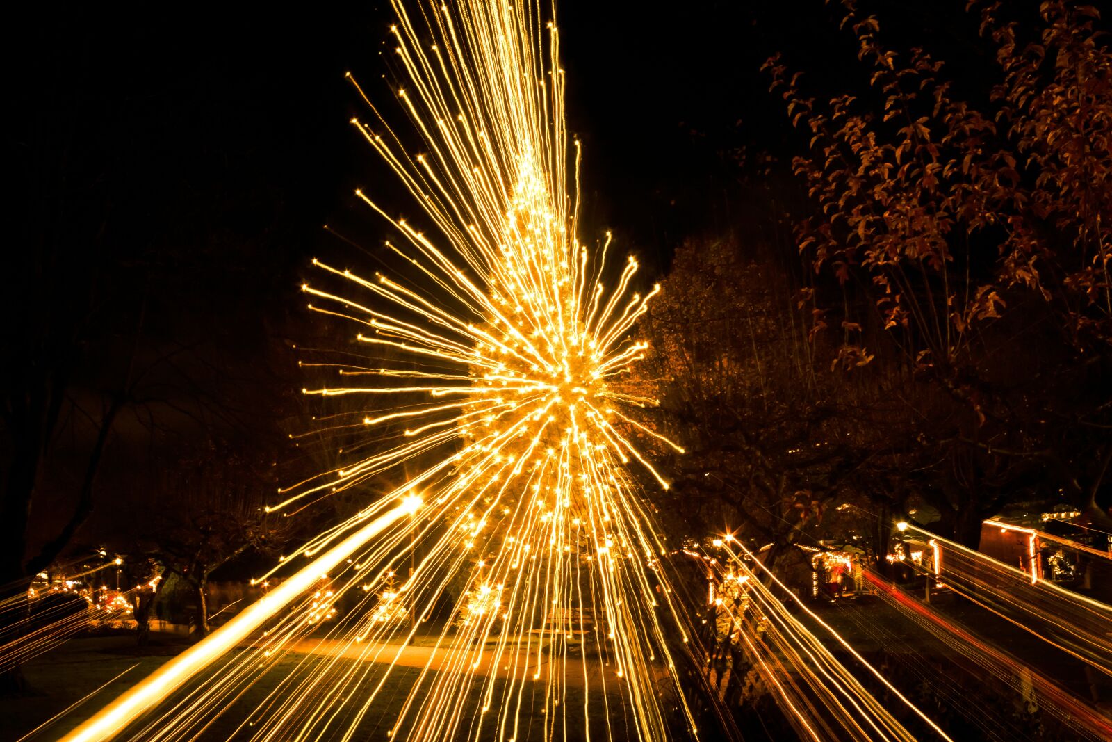 Canon EOS 1300D (EOS Rebel T6 / EOS Kiss X80) sample photo. Christmas market, christmas tree photography