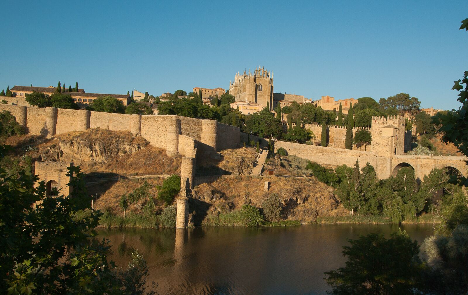 Pentax K10D sample photo. Spain, toledo, ramparts photography