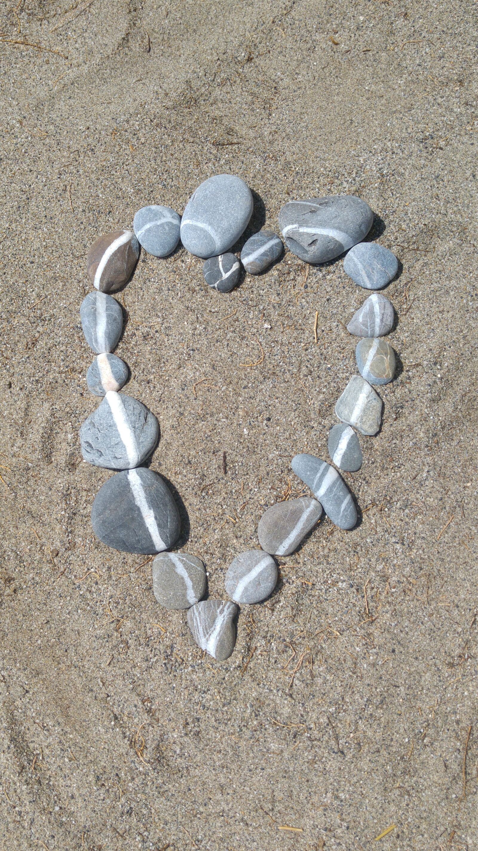 LG G4 sample photo. Heart, stones, beach photography