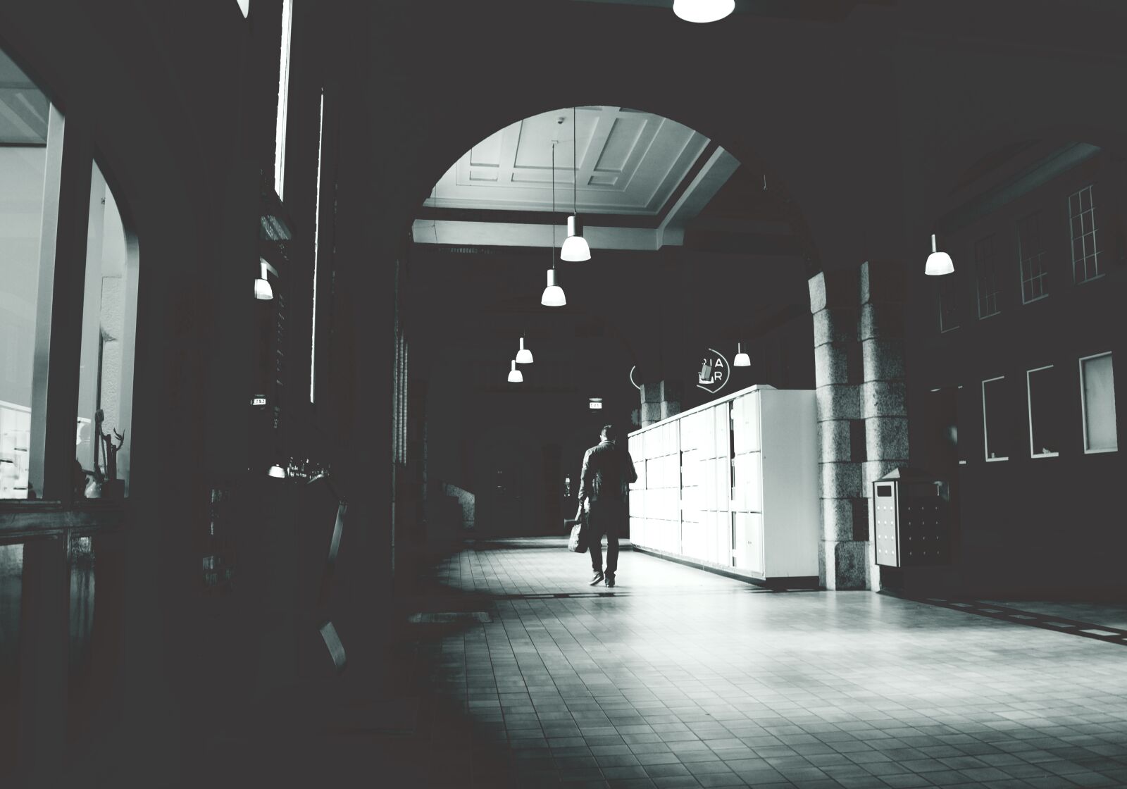 Sony DT 18-55mm F3.5-5.6 SAM II sample photo. Streets, people, station photography