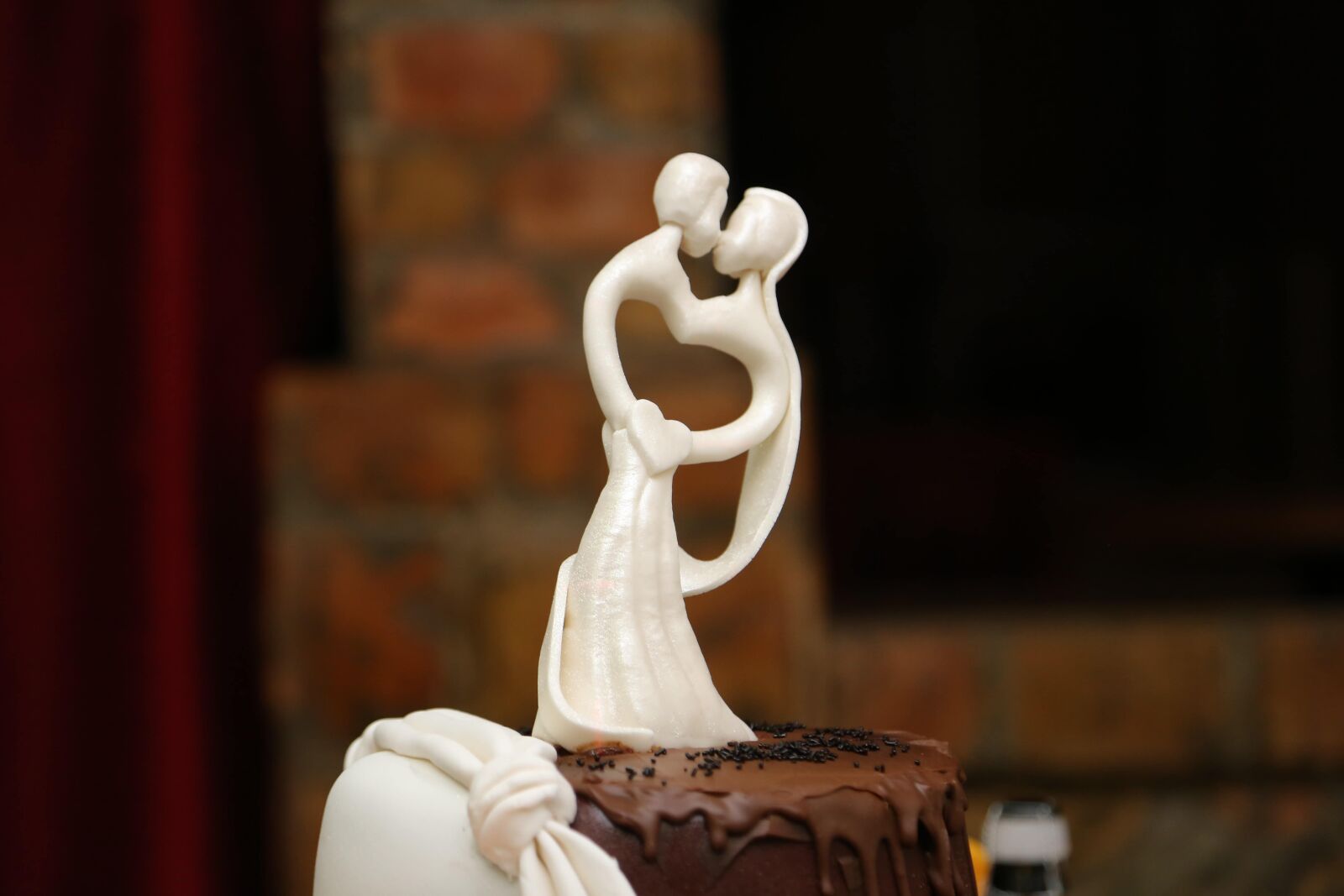 Canon EF 24-105mm F4L IS USM sample photo. Wedding cake, chocolate cake photography