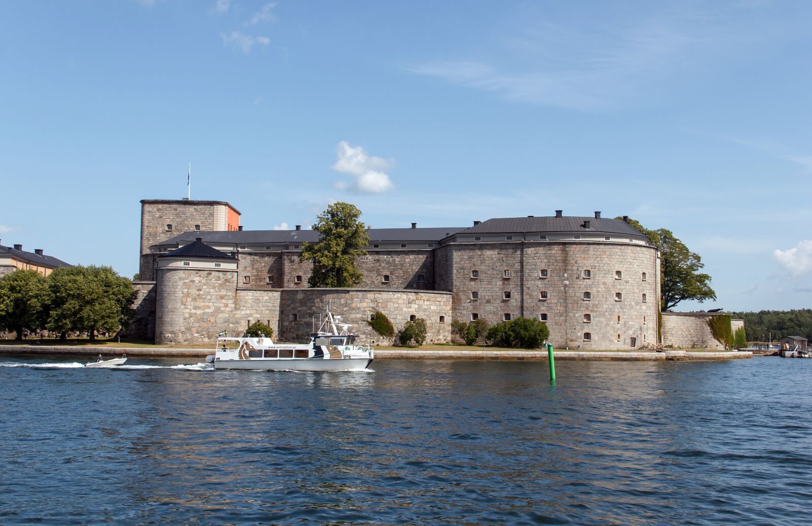 Canon EOS 550D (EOS Rebel T2i / EOS Kiss X4) + Canon EF-S 18-135mm F3.5-5.6 IS sample photo. Fortress, vaxholm, stockholm photography