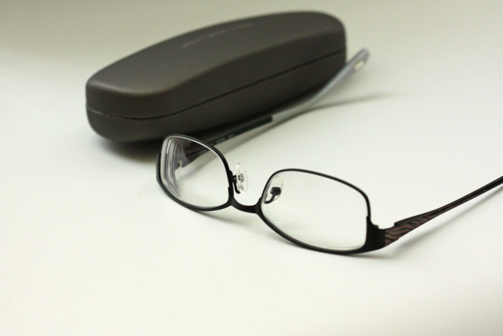 Canon EOS 450D (EOS Rebel XSi / EOS Kiss X2) sample photo. Glasses, frames, eyeglasses photography