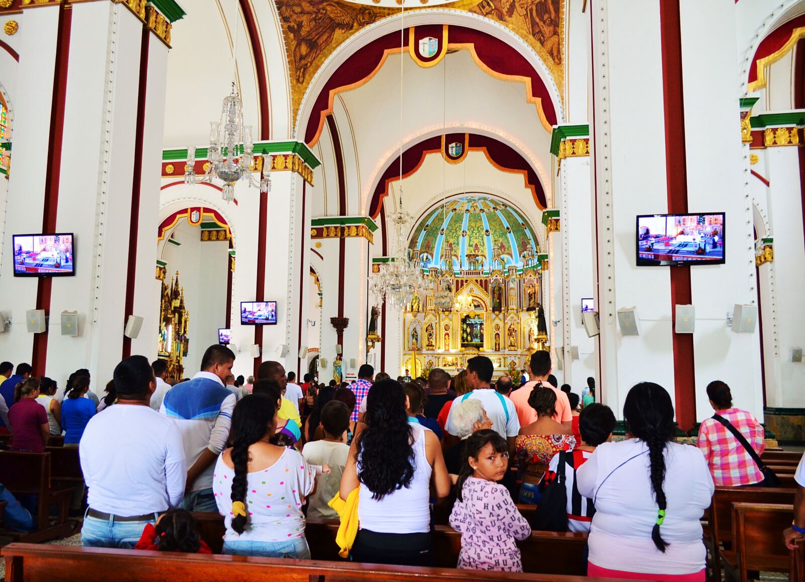 Nikon D5100 sample photo. Church, inside, people photography