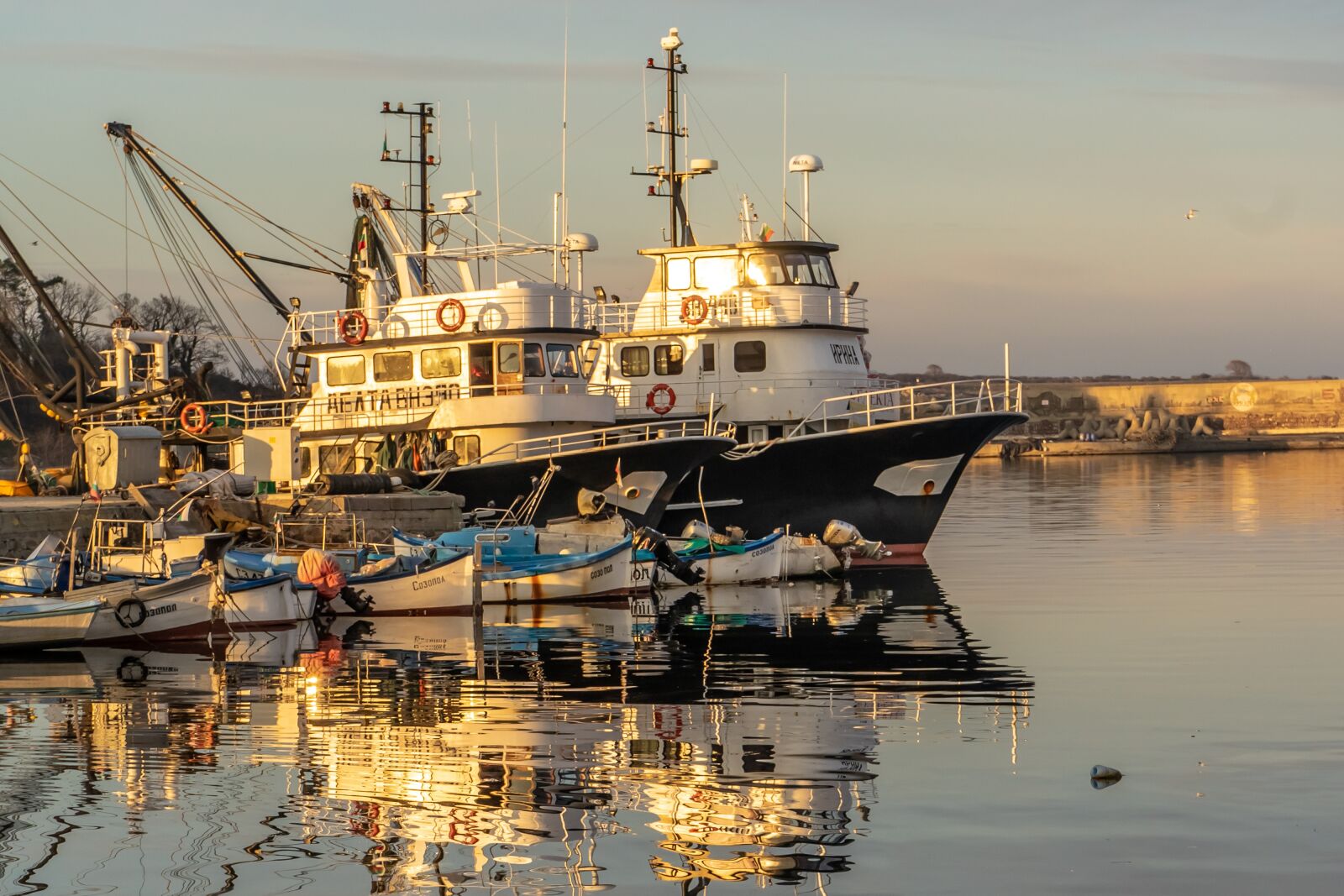 Sony a7 II + Sony FE 28-70mm F3.5-5.6 OSS sample photo. Fishing vessel, fisherman, fishing photography
