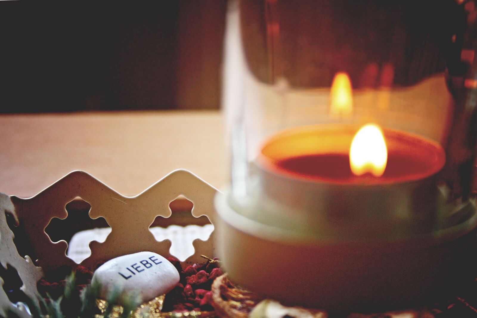 Canon EOS 1000D (EOS Digital Rebel XS / EOS Kiss F) sample photo. Advent wreath, candles, candlelight photography