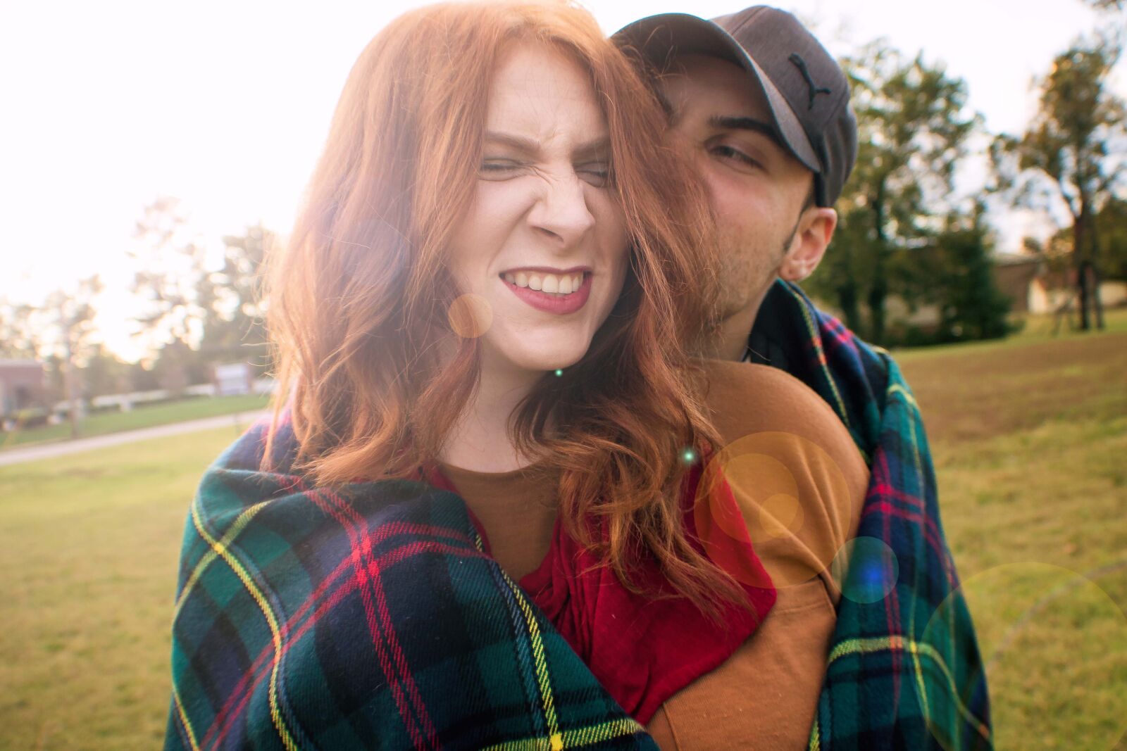 Canon EOS 750D (EOS Rebel T6i / EOS Kiss X8i) sample photo. Couple, fall, hug, kiss photography