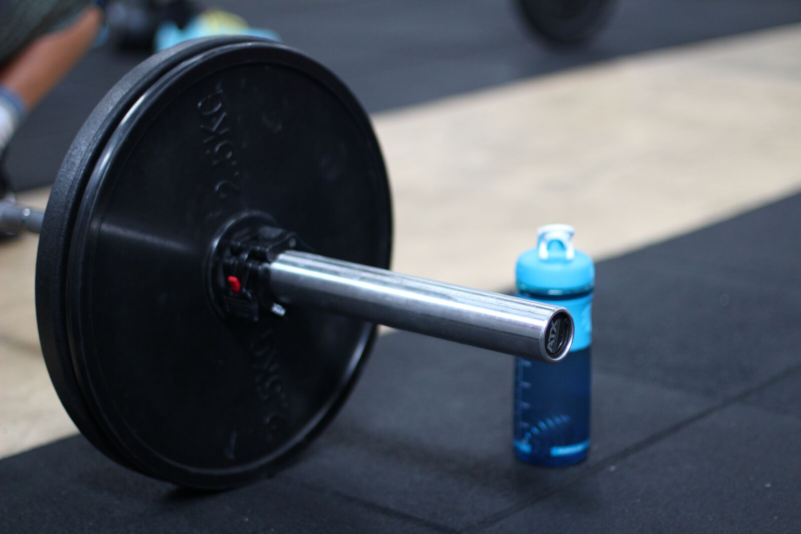 Canon EOS 600D (Rebel EOS T3i / EOS Kiss X5) + Canon EF 50mm F1.4 USM sample photo. Break, drink, dumbbell photography