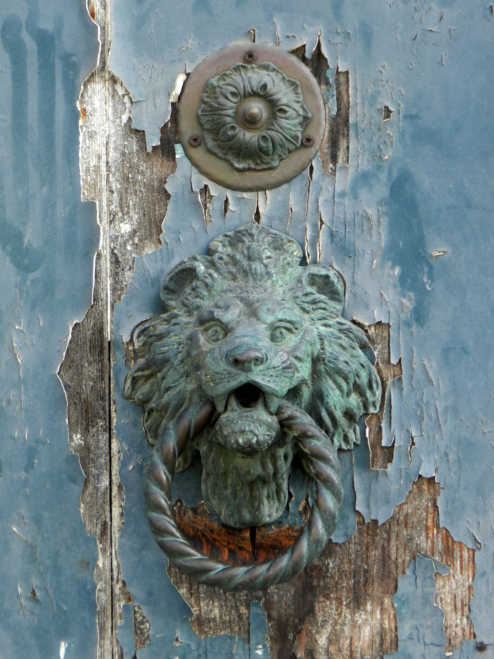 Nikon Coolpix P500 sample photo. Door, blue, door knocker photography