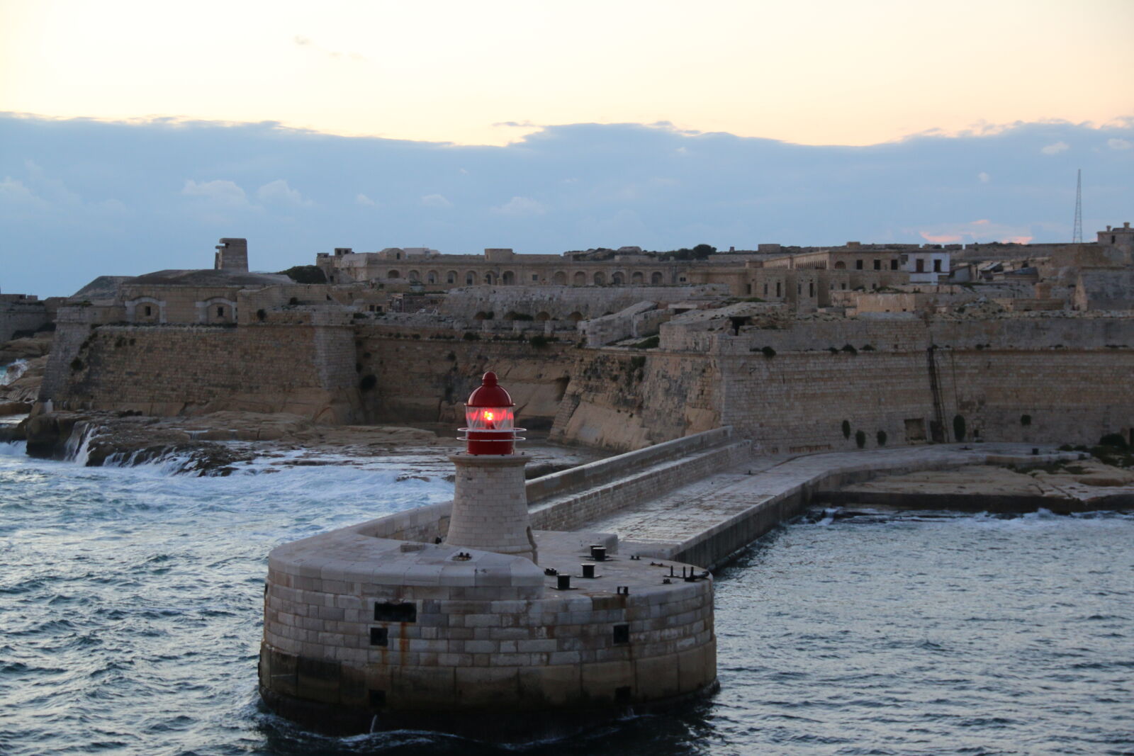Canon EF-S 18-135mm F3.5-5.6 IS sample photo. Castle, fort, light, house photography