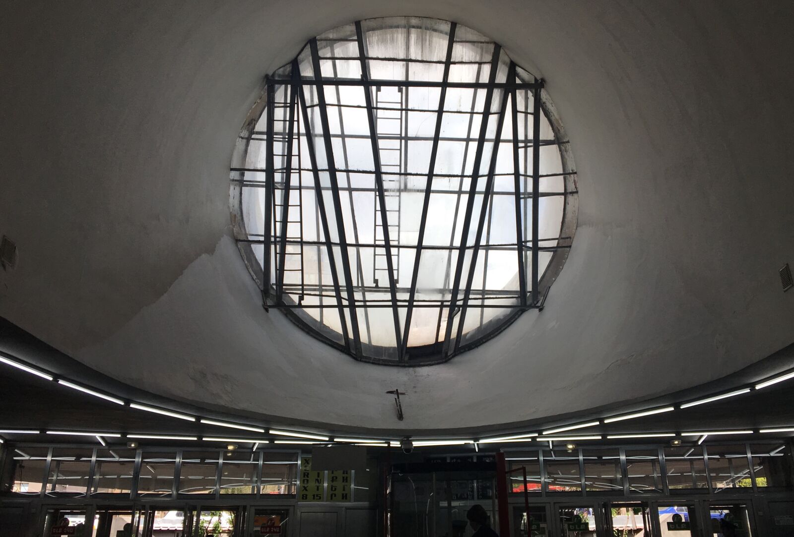 iPhone 6s back camera 4.15mm f/2.2 sample photo. Subway, station photography