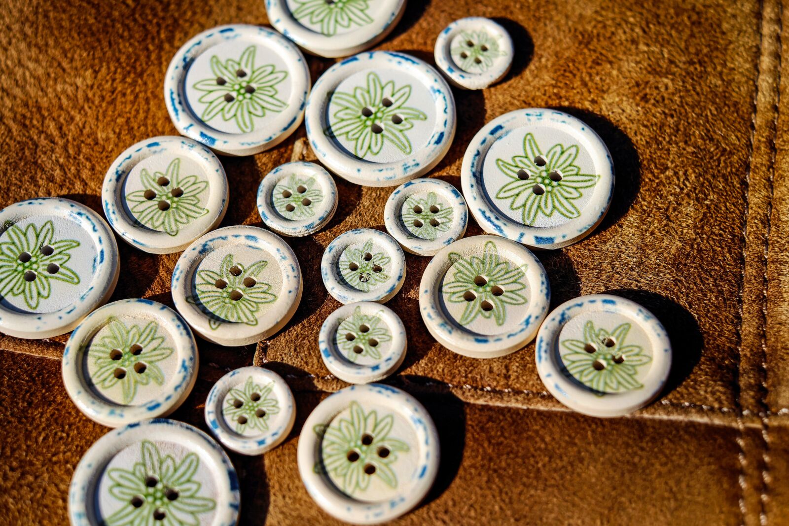 Fujifilm X-T10 + Fujifilm XF 35mm F1.4 R sample photo. Buttons, four holes, costume photography