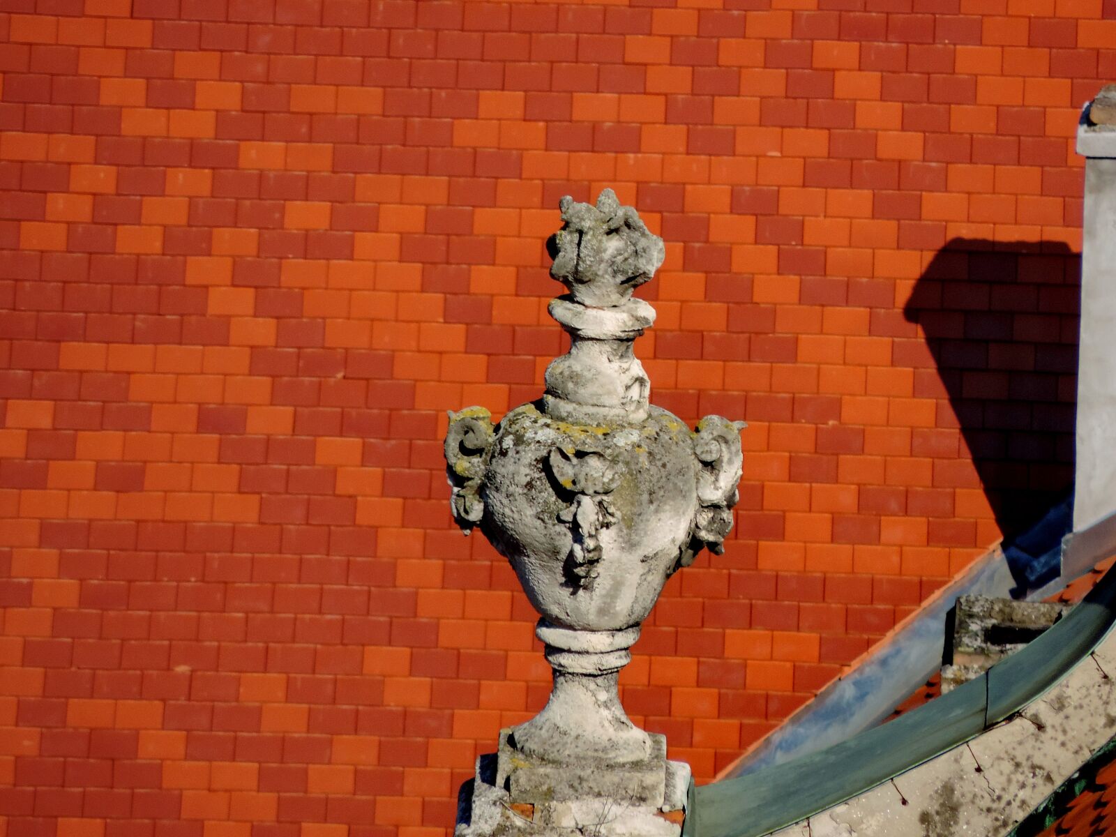 Nikon Coolpix P520 sample photo. Sculpture, statue, wall, architecture photography