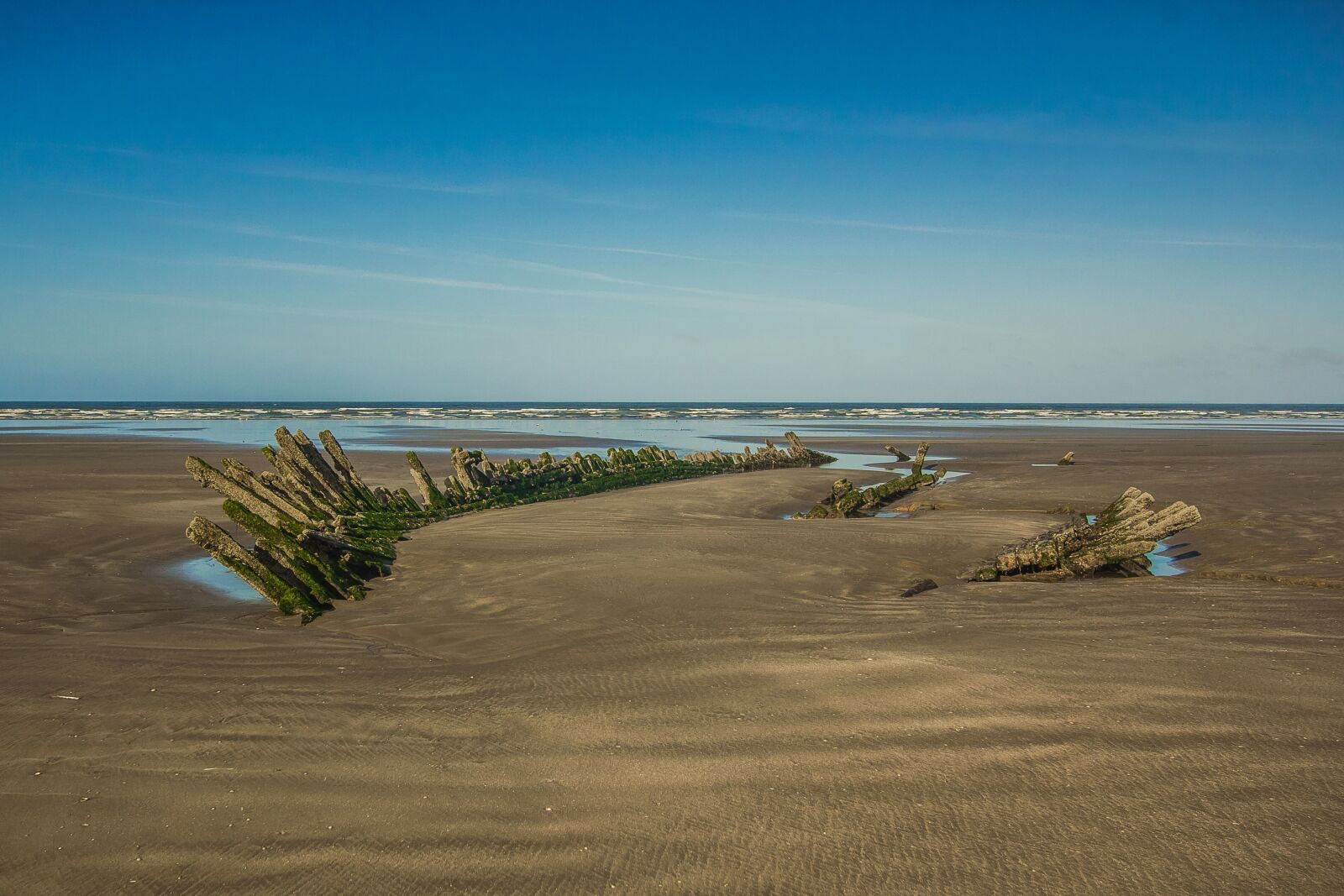 Canon EF-S 10-22mm F3.5-4.5 USM sample photo. Beach, ocean, wreck photography