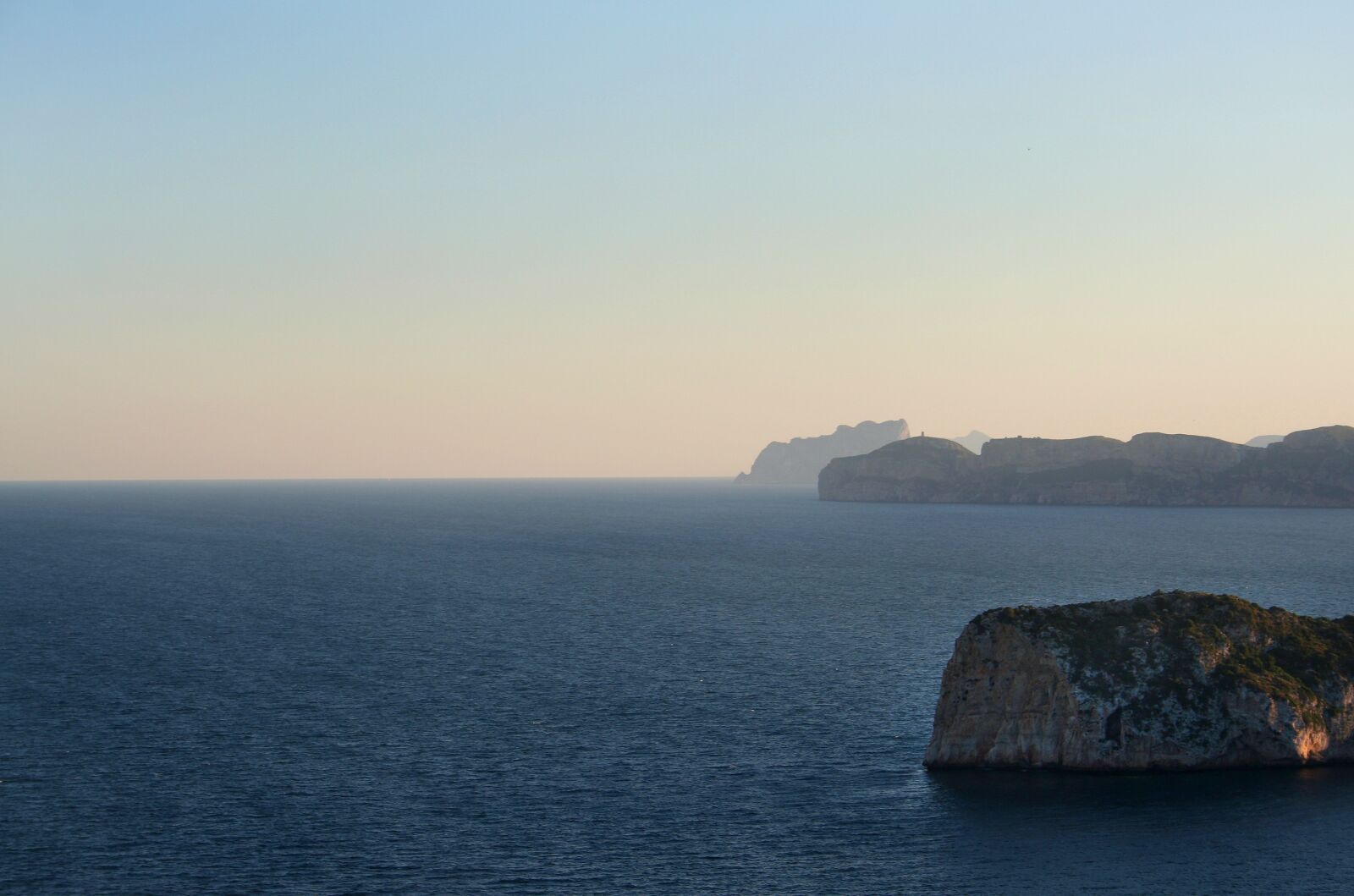 Canon EOS 350D (EOS Digital Rebel XT / EOS Kiss Digital N) sample photo. Sea, cliffs, rock photography