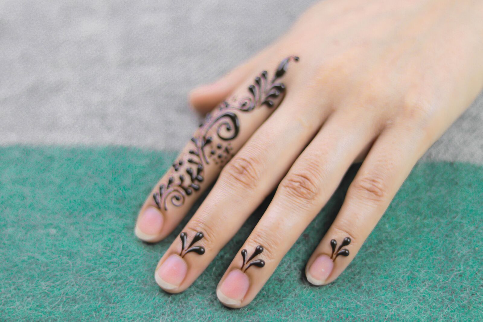 Canon EOS 80D + Canon EF 50mm F1.8 STM sample photo. Nails, mandala, jewelry photography