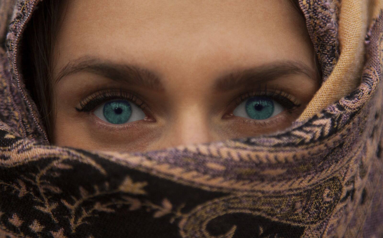 Canon EOS 5D Mark II sample photo. Girl, eyes, scarf photography