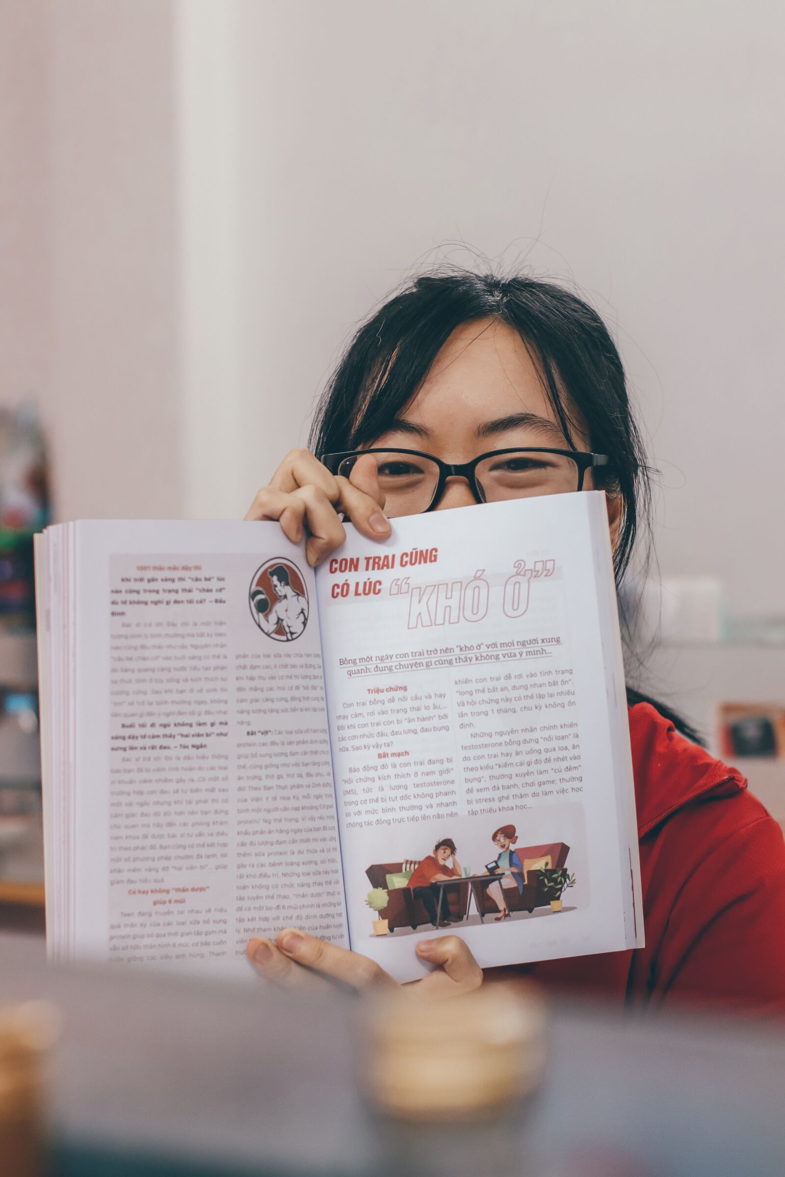 YN50mm f/1.8 II sample photo. Women, book, laugh photography