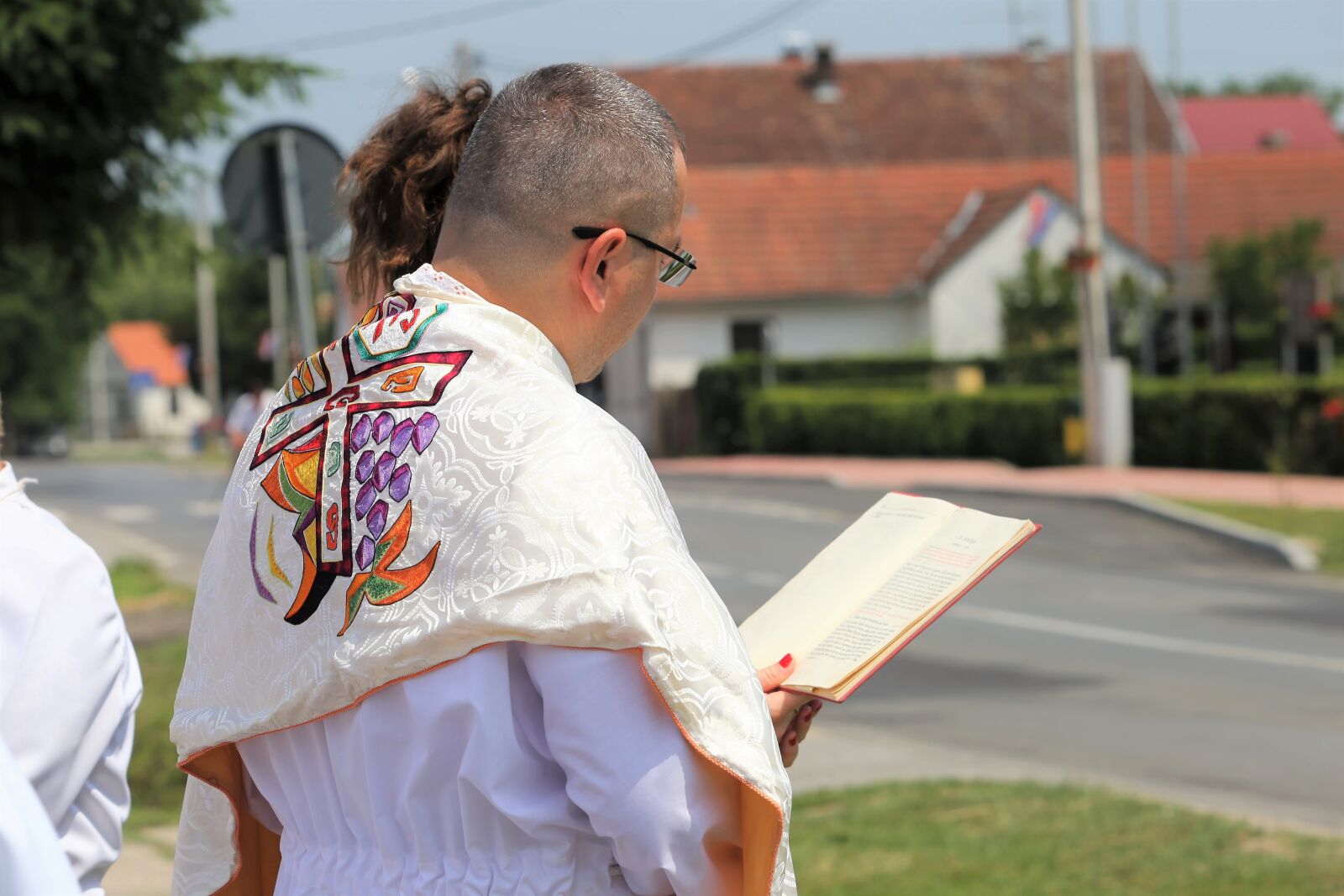 Canon EF 70-300 F4-5.6 IS II USM sample photo. Corpus christi feast, priest photography