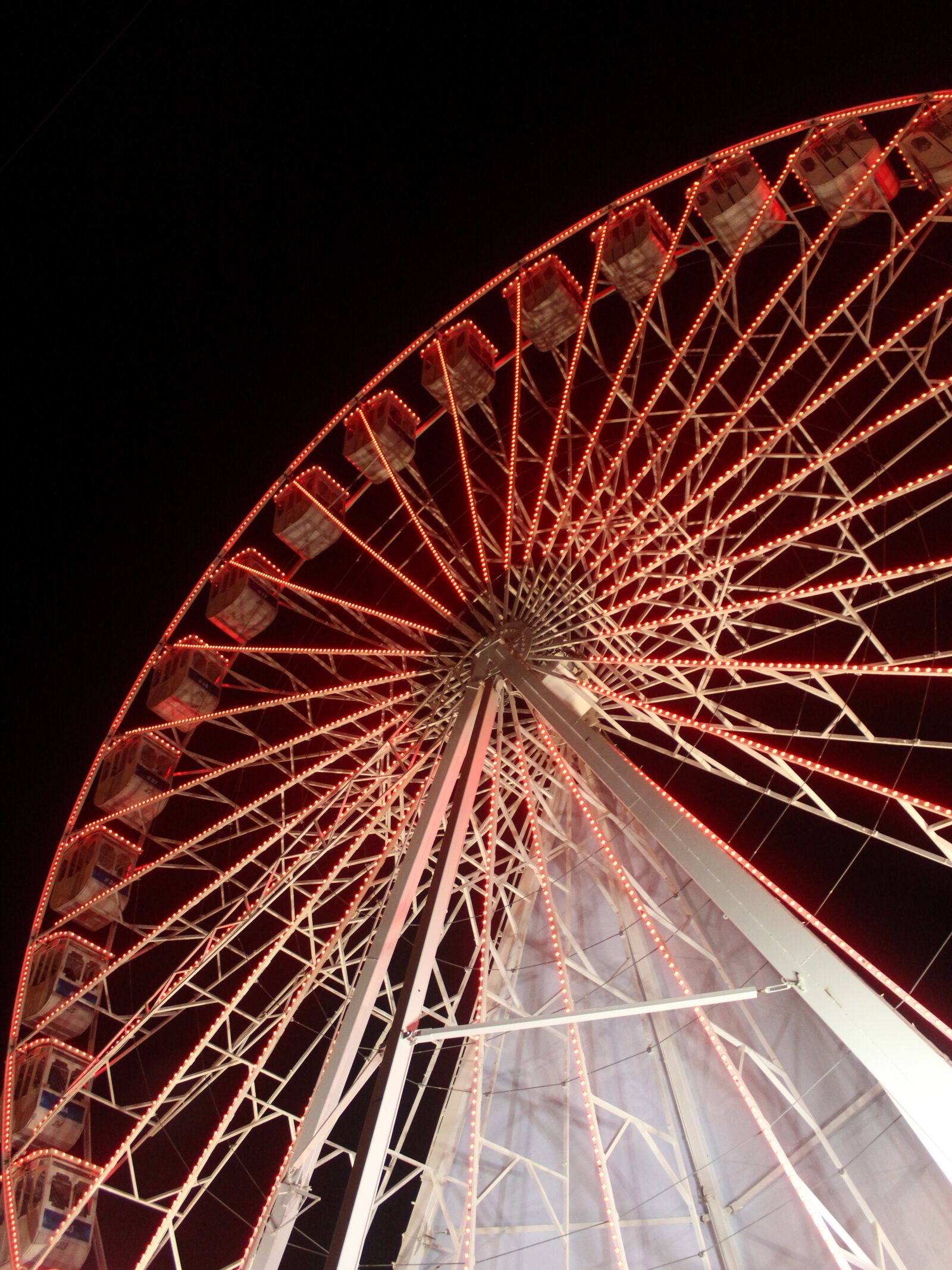 Canon EOS 1300D (EOS Rebel T6 / EOS Kiss X80) sample photo. Ferris wheel, amusement-park, fun photography