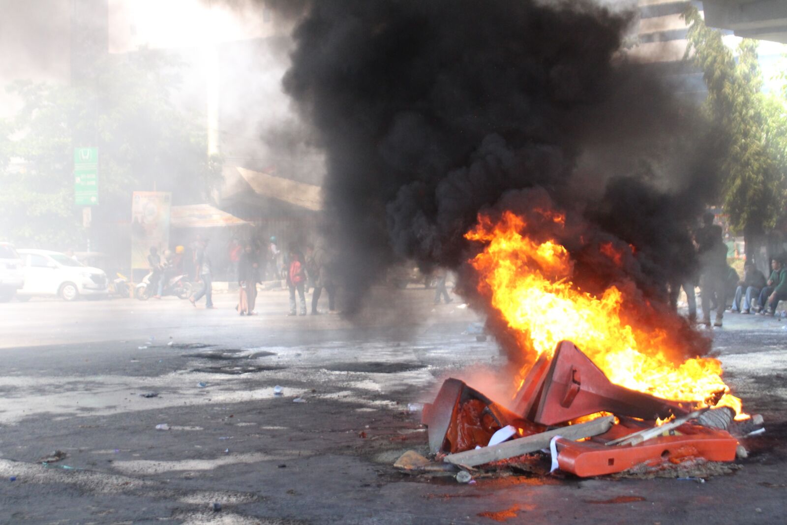 Canon EOS 700D (EOS Rebel T5i / EOS Kiss X7i) sample photo. Fire, riot, destruction photography