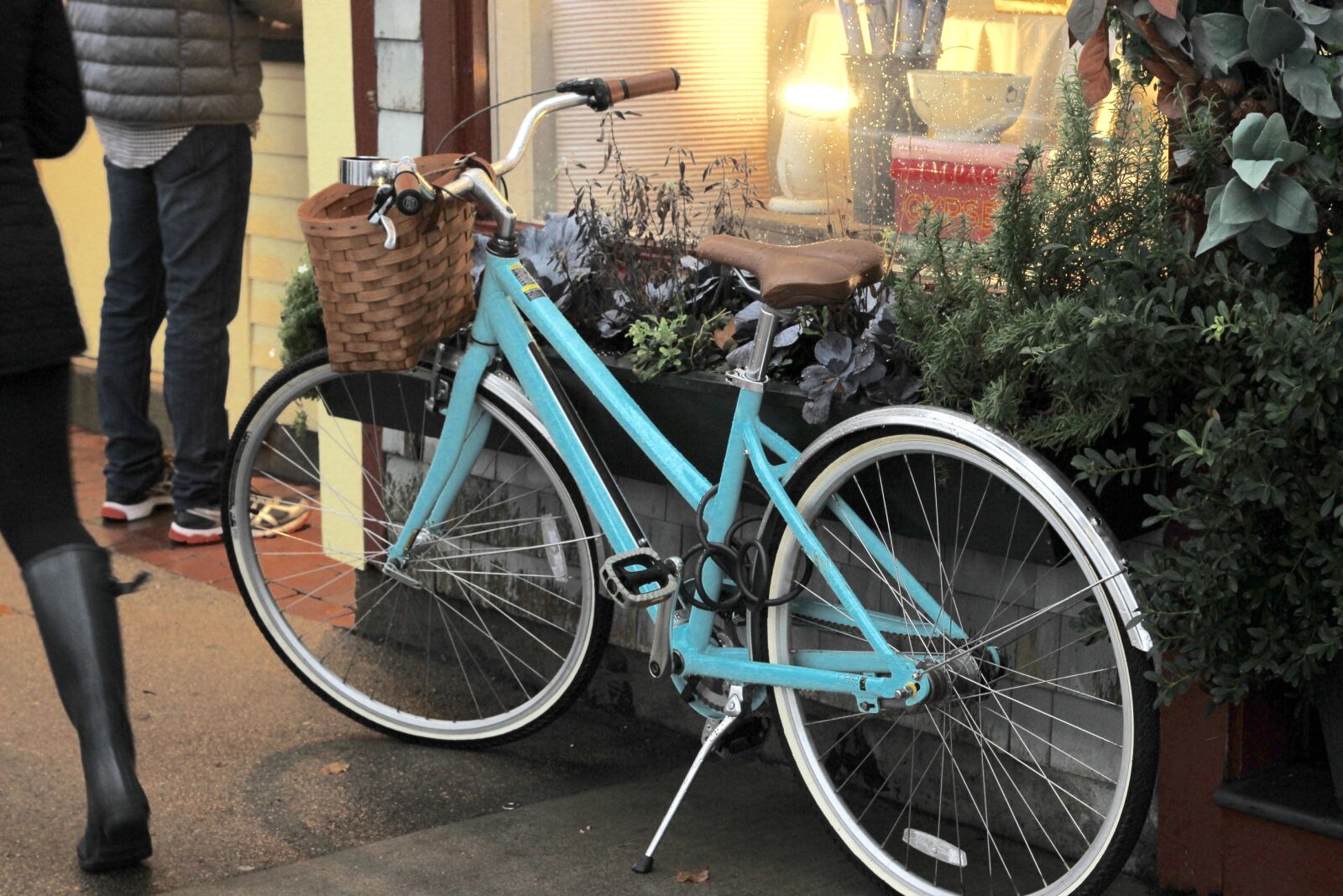 Canon EOS 600D (Rebel EOS T3i / EOS Kiss X5) + Canon EF 50mm F1.8 II sample photo. Blue, bike, bycicle, turquoise photography