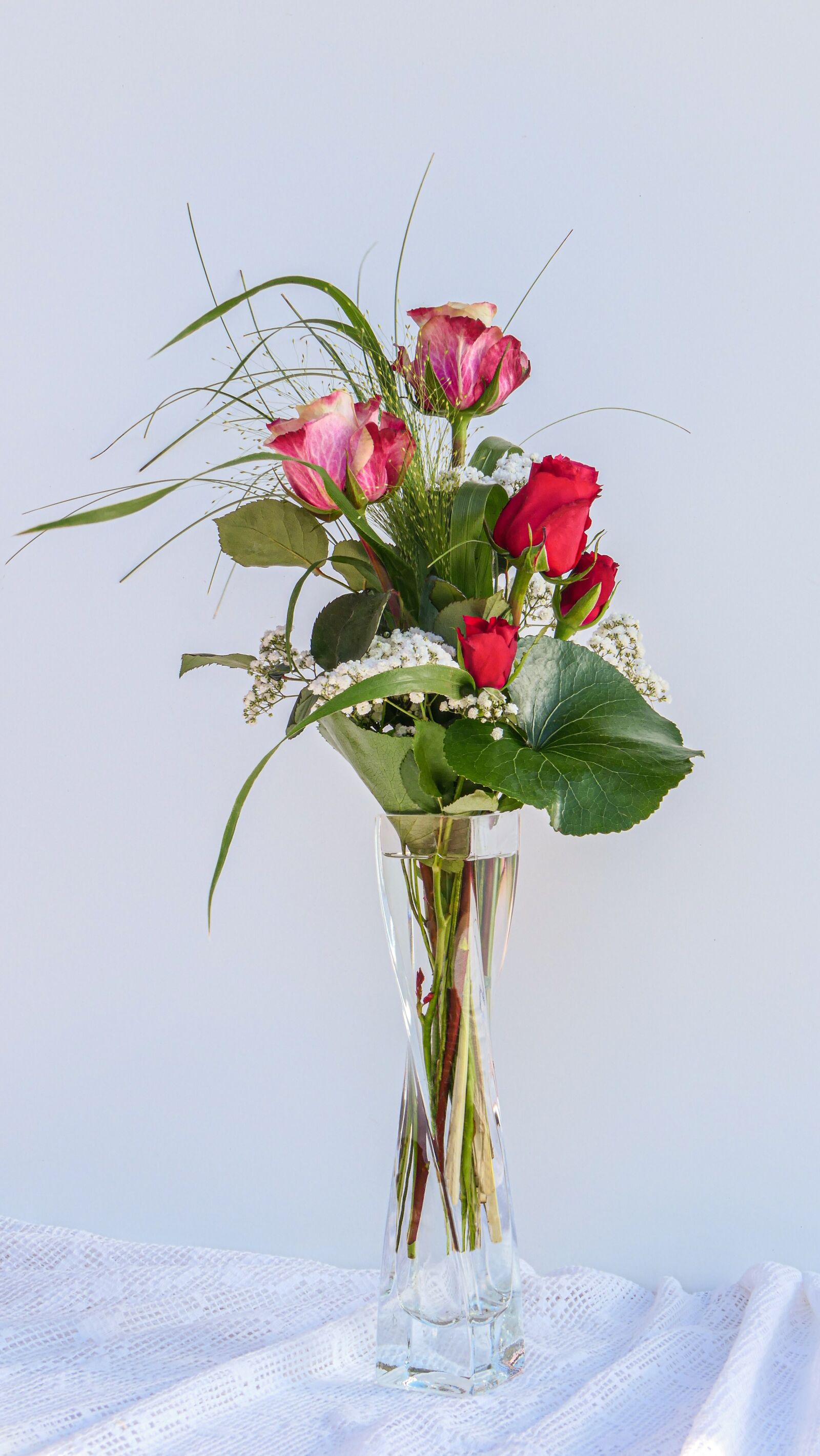 Panasonic Lumix DMC-FZ2500 (Lumix DMC-FZ2000) sample photo. Red roses, bouquet of photography
