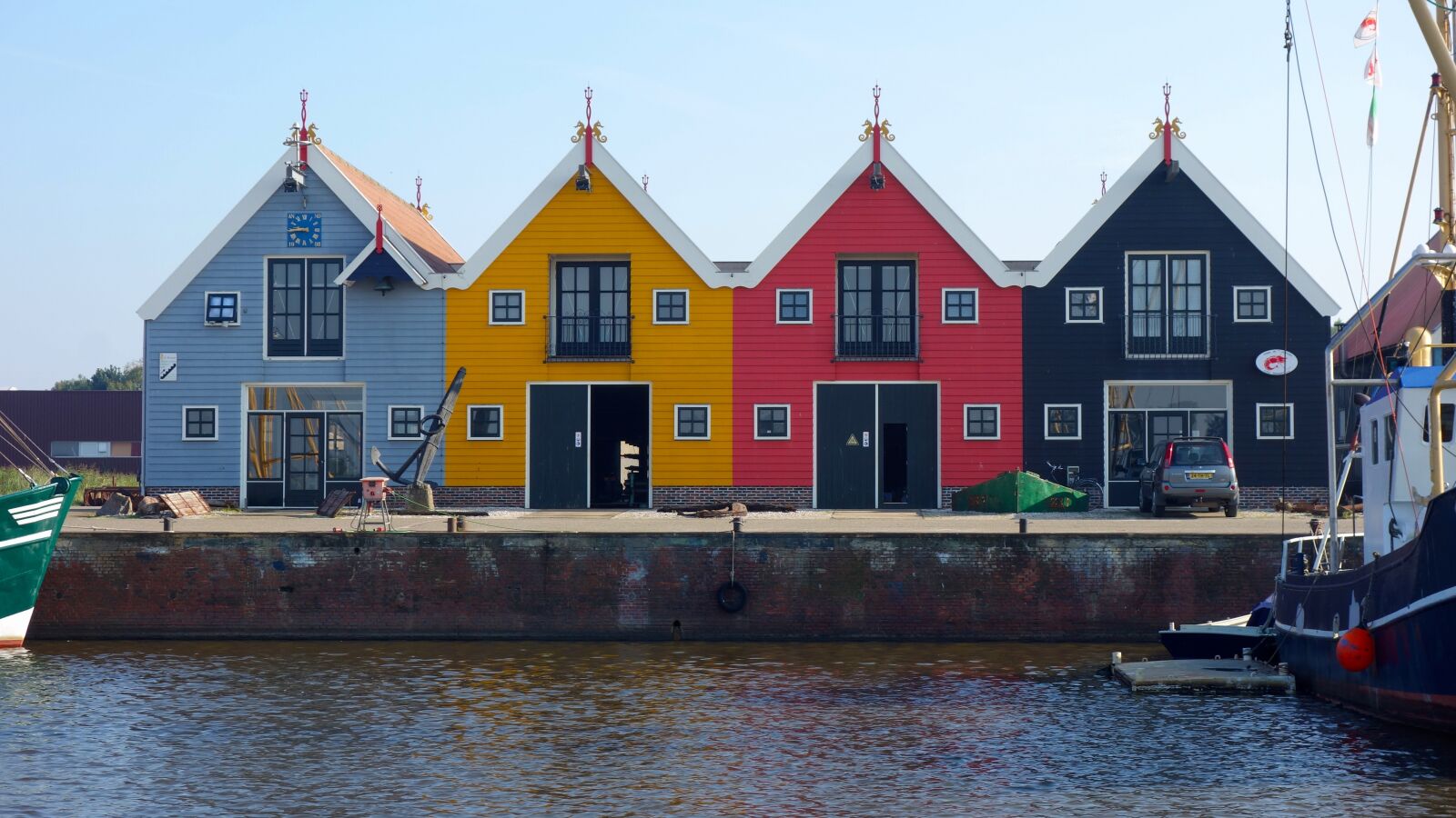 Sony Cyber-shot DSC-RX100 sample photo. Cottages, row, coloured photography