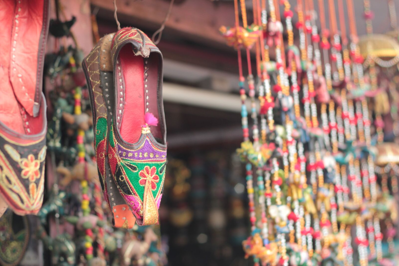 Canon EOS 550D (EOS Rebel T2i / EOS Kiss X4) sample photo. Indian traditional, foot wear photography