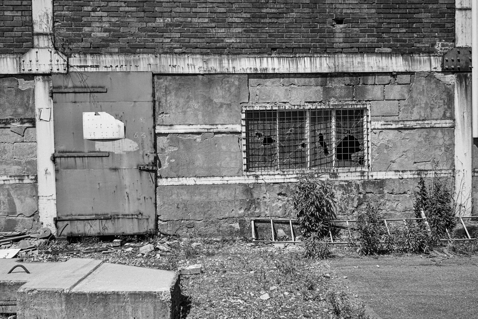 Sony a7 II + Sony FE 28-70mm F3.5-5.6 OSS sample photo. Old door, factory, building photography