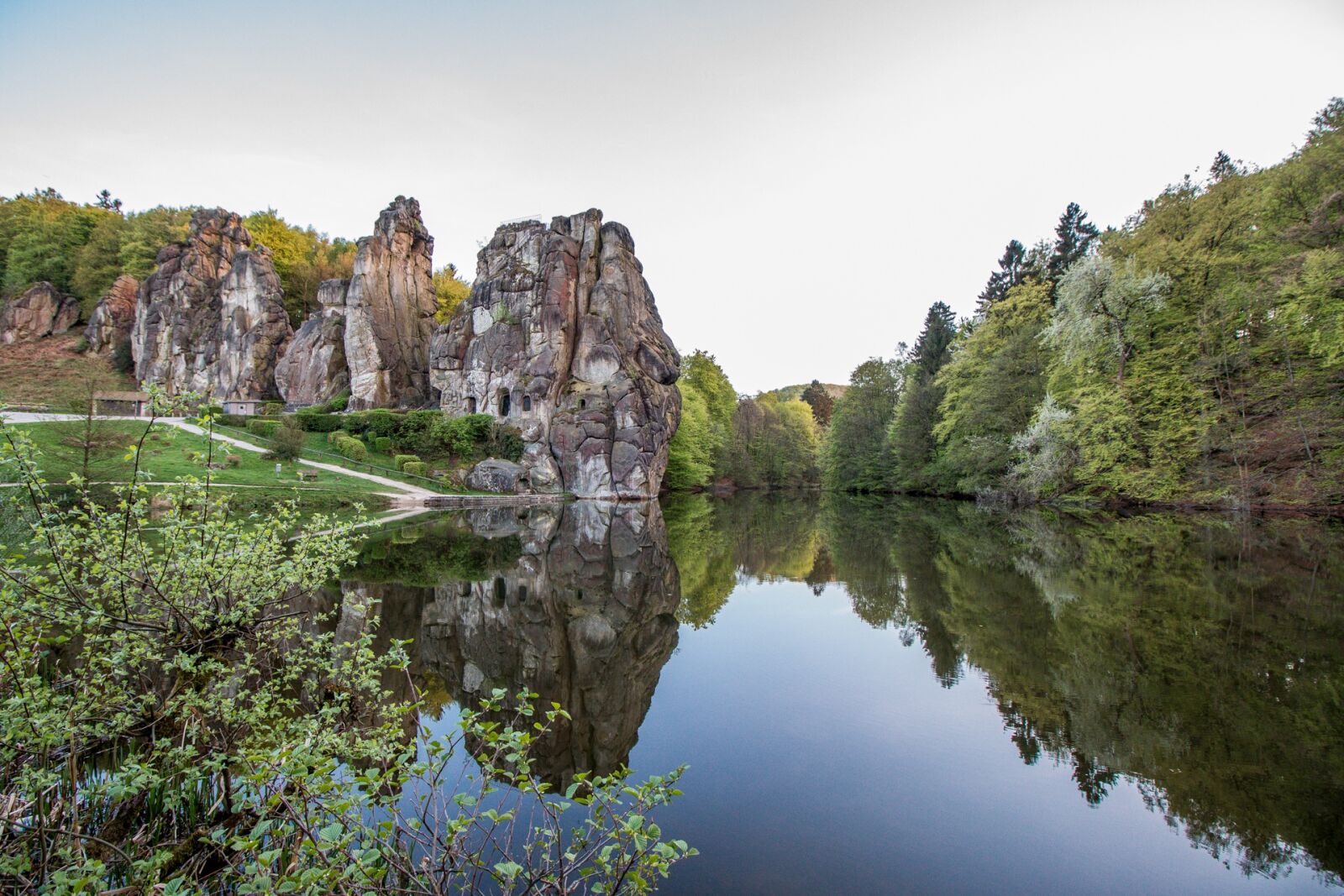 Canon EOS 70D + Canon EF-S 10-18mm F4.5–5.6 IS STM sample photo. Externsteine, lake, mirroring photography