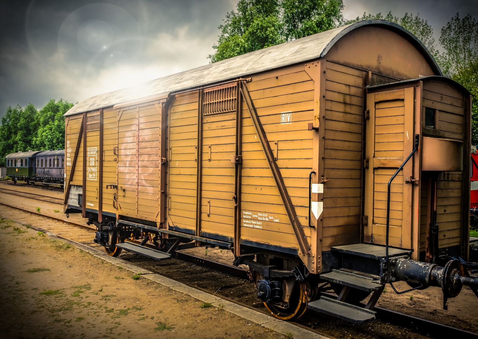 Sony a7 II + Sony FE 28-70mm F3.5-5.6 OSS sample photo. Dare, wagon, wood photography