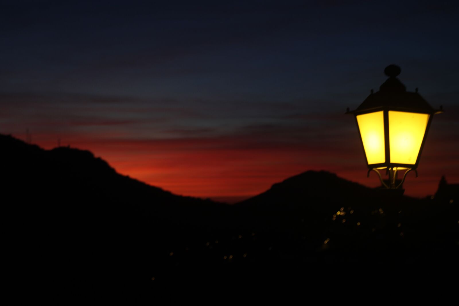 Canon EOS 2000D (EOS Rebel T7 / EOS Kiss X90 / EOS 1500D) sample photo. Street lamp, dusk, lights photography