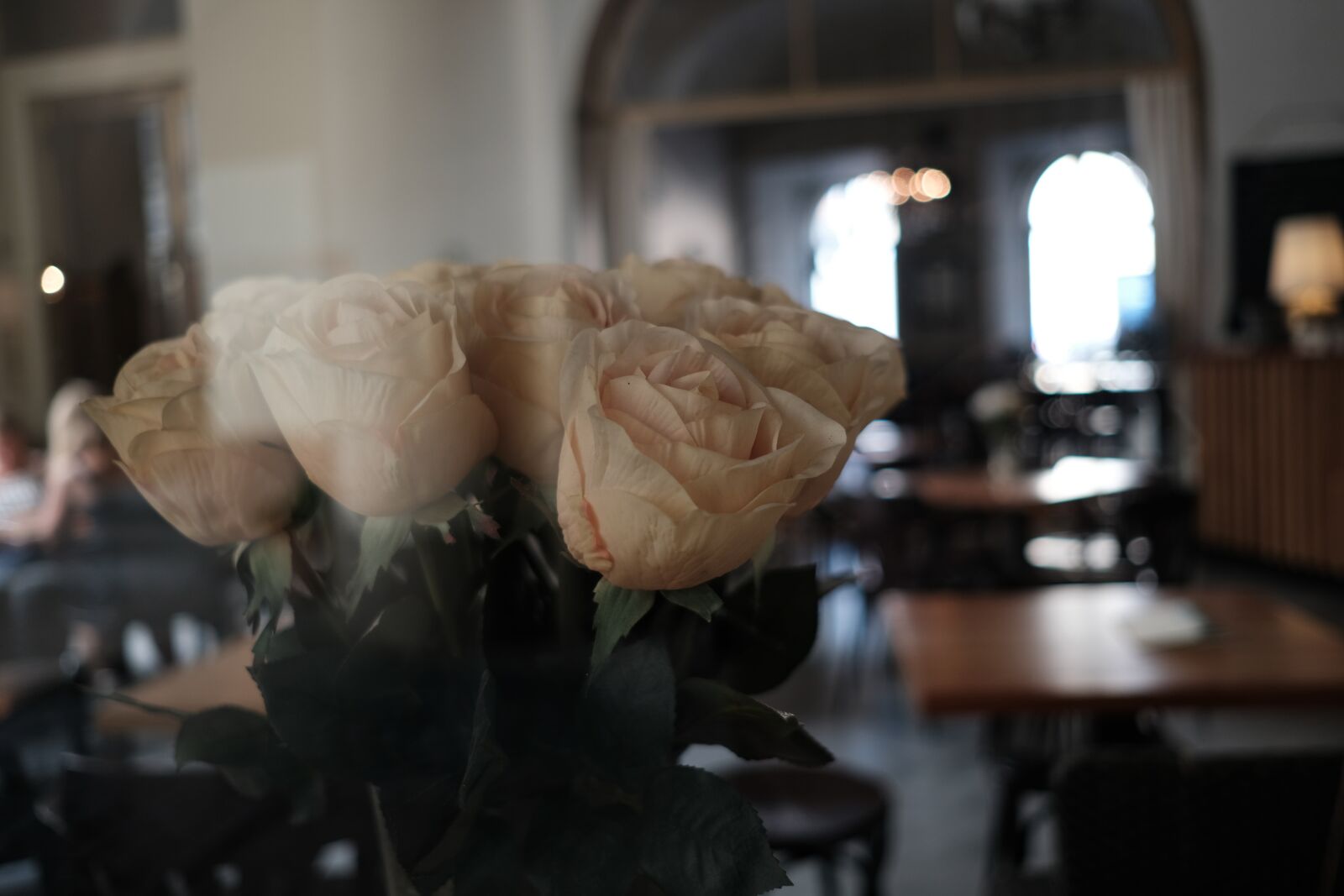 Fujifilm X-T20 + Fujifilm XF 23mm F2 R WR sample photo. Flower, flowers, café photography