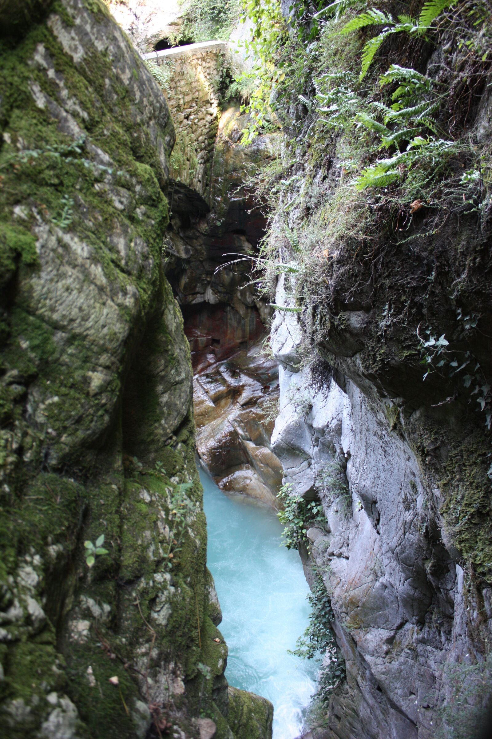 Canon EOS 450D (EOS Rebel XSi / EOS Kiss X2) sample photo. Bellano, horrid, waterfall photography