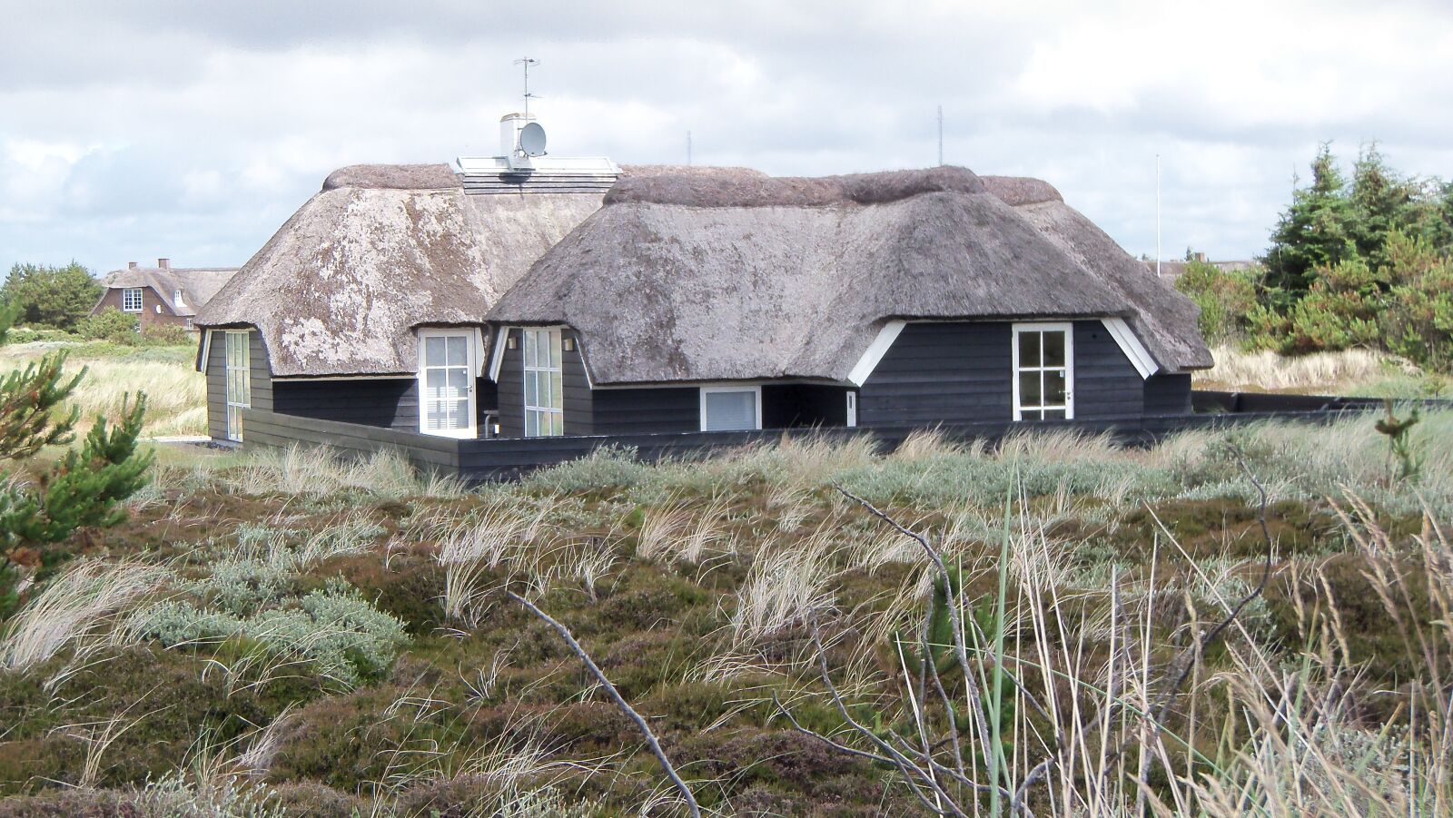 Kodak SLICE TOUCHSCREEN CAMERA, R502 sample photo. Denmark, reed thatched, house photography