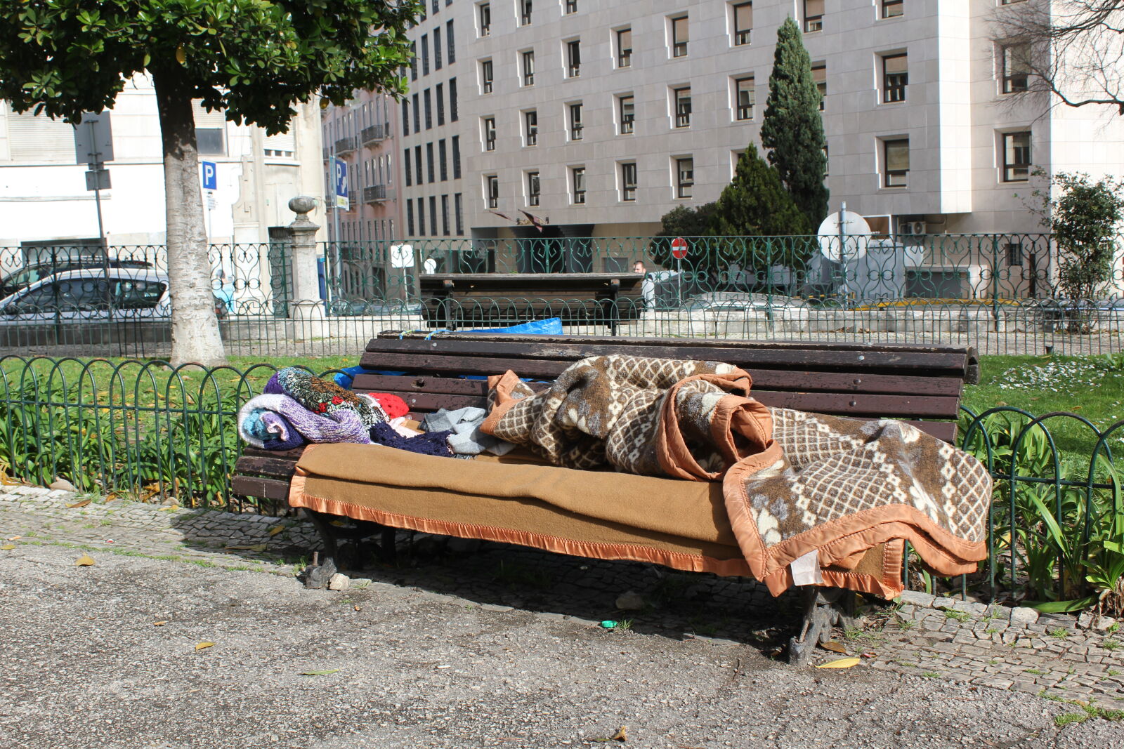 Canon EOS 550D (EOS Rebel T2i / EOS Kiss X4) sample photo. Bench, home, homeless photography