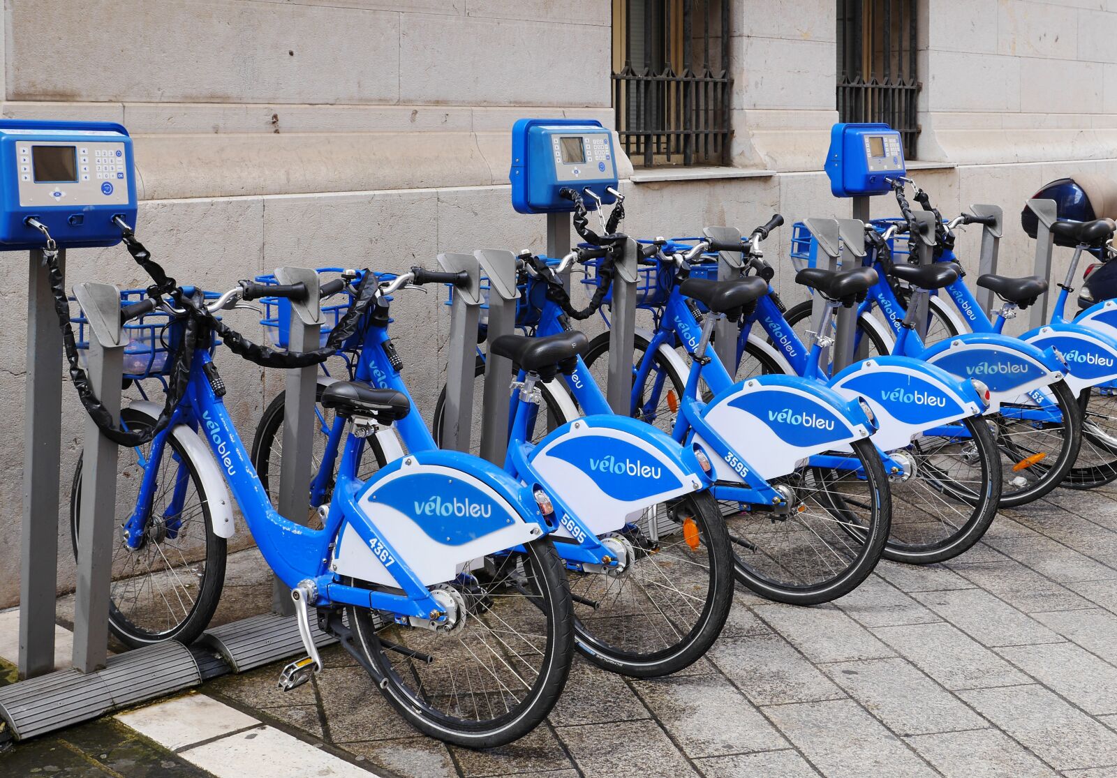 Panasonic Lumix DMC-GH3 sample photo. Velo bleu, rental bikes photography