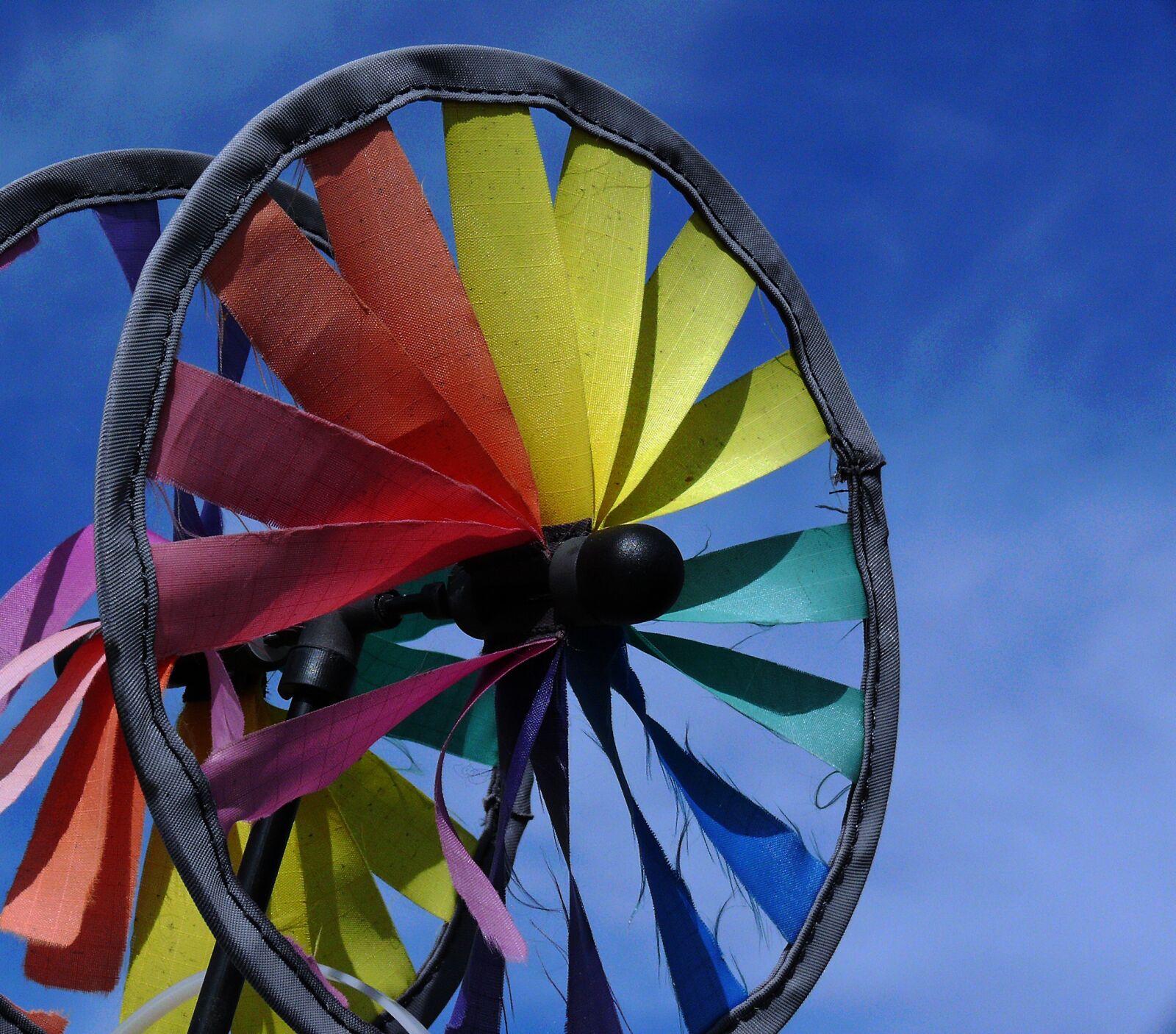 Leica V-LUX 1 sample photo. Windspiel, colorful, wire photography