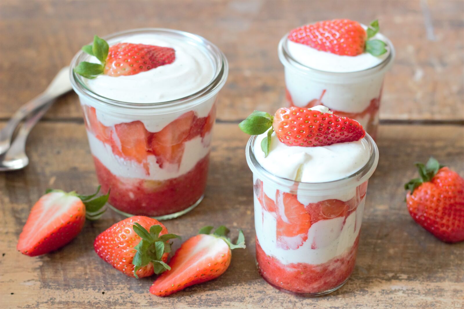 Canon EOS 600D (Rebel EOS T3i / EOS Kiss X5) sample photo. Strawberry, tiramisu, dessert photography