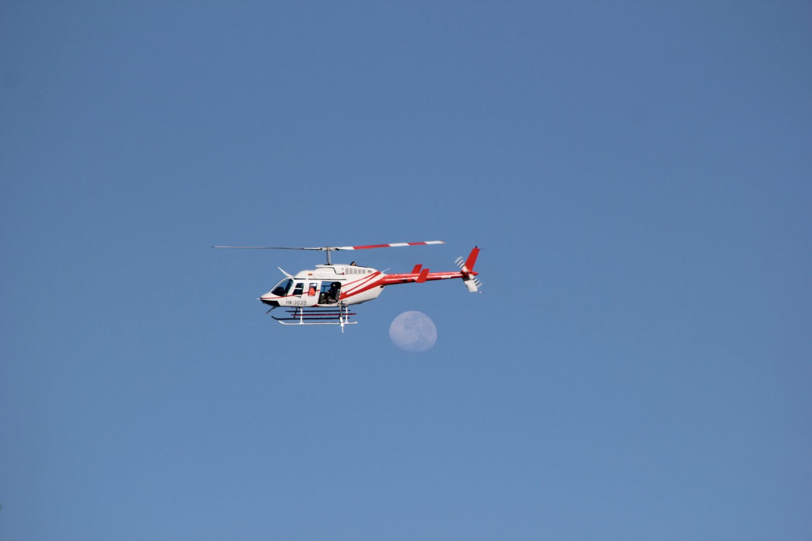 Canon EOS 550D (EOS Rebel T2i / EOS Kiss X4) sample photo. Moon, sky, helicopter photography