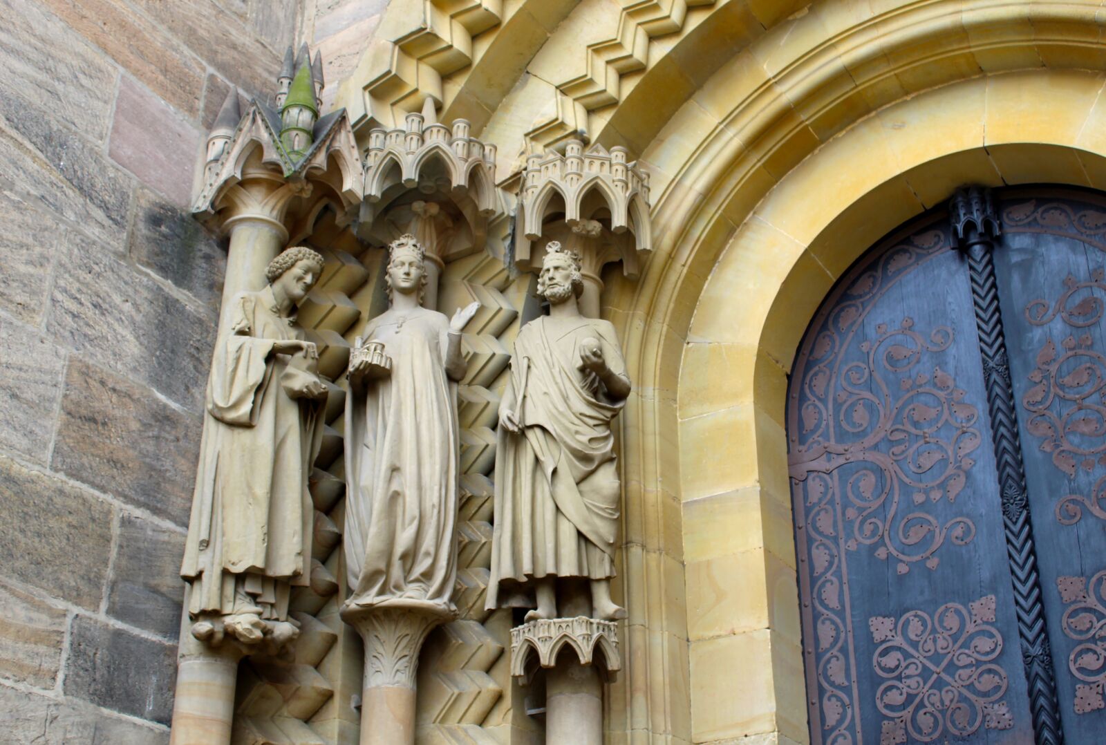 Canon EOS 1300D (EOS Rebel T6 / EOS Kiss X80) sample photo. Bamberg, dom, figures photography